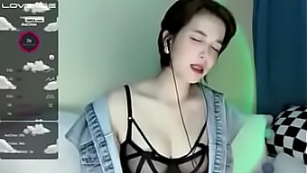 Tiaodan의 웹캠 자위는 너무 멀리 가서 이빨을 갈아서 소변을 보냅니다