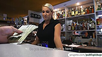 La Belle Lenka Reçoit Une Éjaculation Faciale Dans Un Pub Tout En Se Faisant Sucer.