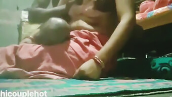 Une Indienne À Gros Seins Donne Un Massage Des Seins