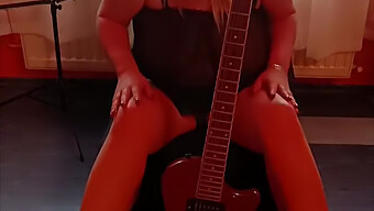 Une Milf En Solo Joue De La Guitare Tout En Se Faisant Plaisir Avec Un Jouet