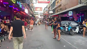 Gå Ner Soi 6 I Pattaya Den 2 Januari: Staden Vaknar.