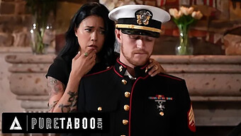 Dana Vespoli, Enke Milf, Ønsker Oliver Flynn I Sin Afdøde Mands Militære Påklædning