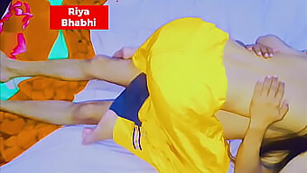 힌디어 커플이 열정적인 키스와 유혹 후 뒤에서 섹스를 즐긴다 | Riya Bhabhi