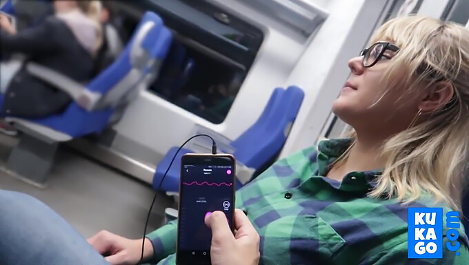 Masturbazione Femminile Amatoriale In Un Treno Con Telecomando