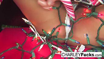 Charley Chases Freundin Genießt Einen Festlichen Blowjob Und Ficken Zu Weihnachten.