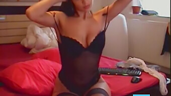 Amateur Webcam Star Shows Off Her Sexy Body In A Steamy Webcam Show