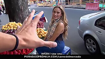 Assista A Uma Latina Sexy Em Uma Picape Pública Com Grandes Seios Naturais