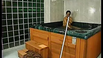 Femeia Matură Cu Pizda Păroasă Primește Anal Și Facial În Piscină