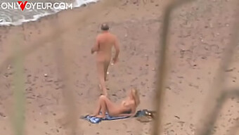 Cámaras Ocultas Captan Momentos Íntimos De Un Hombre Maduro Y Una Mujer Preciosa En La Playa