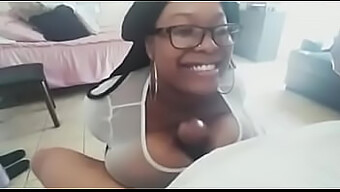 Vidéo Maison D'Une Femme Aux Gros Seins Donnant Une Branlette Espagnole Et Recevant Une Éjaculation