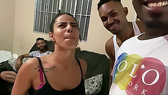 Matrona Brasileira Explora O Prazer Interracial Com Três Machos Negros