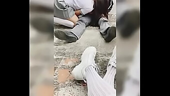 Una Joven Universitaria Graba Mientras Su Amiga Le Hace Sexo Oral A Un Estudiante Masculino Y Se Involucran En Actividad Sexual