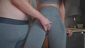 Los Pantalones De Yoga De La Madrastra Son Demasiado Ajustados Y No Puedo Resistirme A Sus Piernas Y Culo.