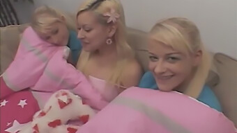 Scena Lesbica Bollente Con Tre Ragazze In Un Film Amatoriale.