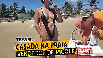 Plażowa Laska W Stringach Pokazuje Swoje Ciało I Sprzedaje Makuchy W Rio.