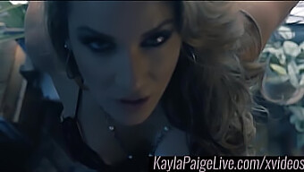 Kayla Paige的单人锻炼变成了自我愉悦会话