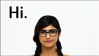 Fit Mladá Muslimská Tínedžerka Mia Khalifa Ukazuje Svoje Telocvične Vypracované Telo V Detailnom Zábere